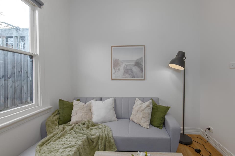 Bed, Living room, Photo of the whole room, Seating area