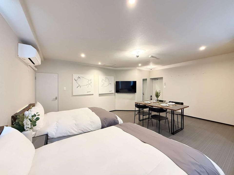 Bed, TV and multimedia, Photo of the whole room