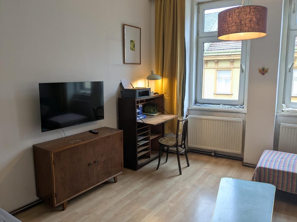 TV and multimedia, Living room, Evening entertainment