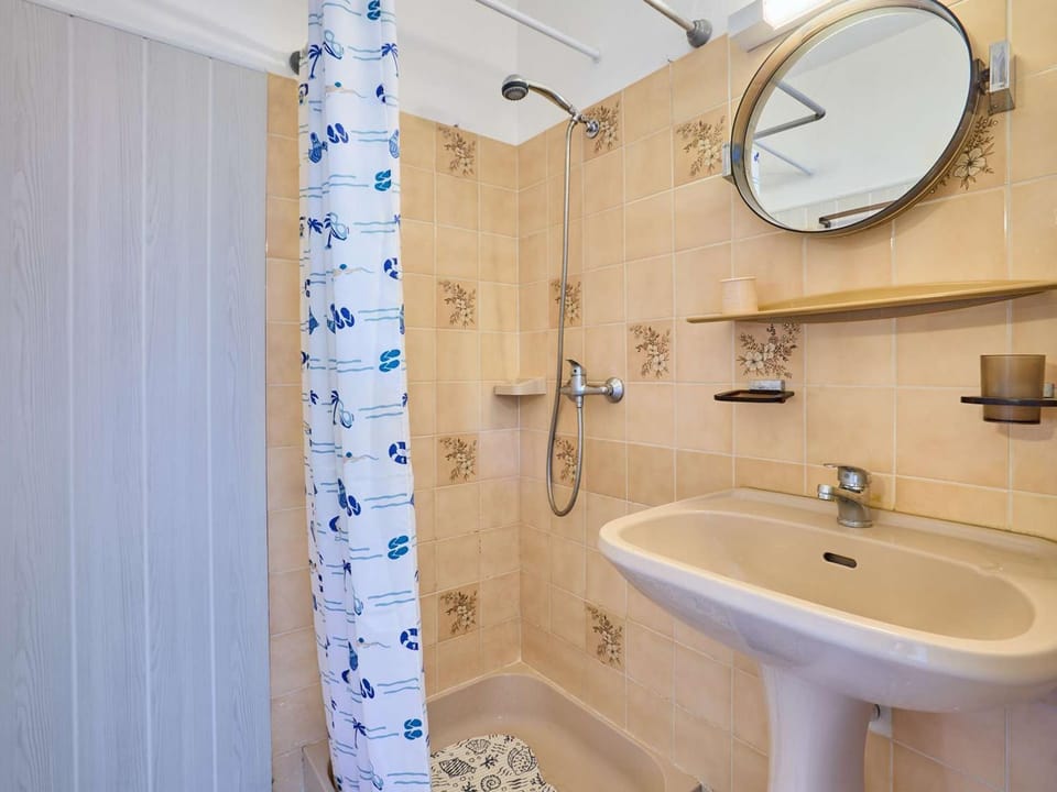 Appartement T2 lumineux avec balcon, animaux admis, parking, Wi-Fi inclus - FR-1-841-47 Apartment in Occitanie