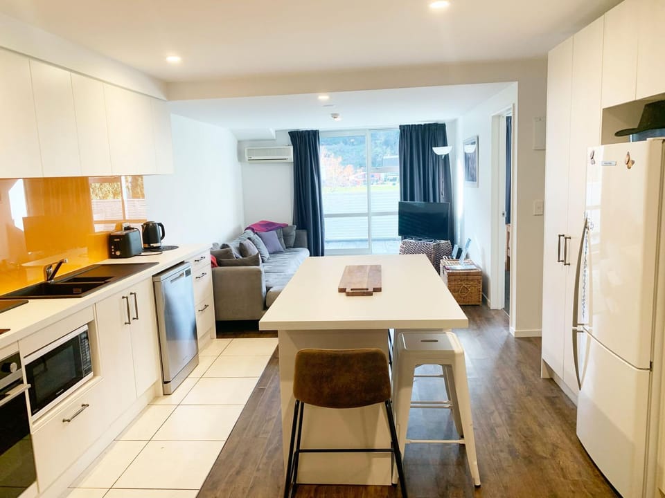 Dining area, kitchen