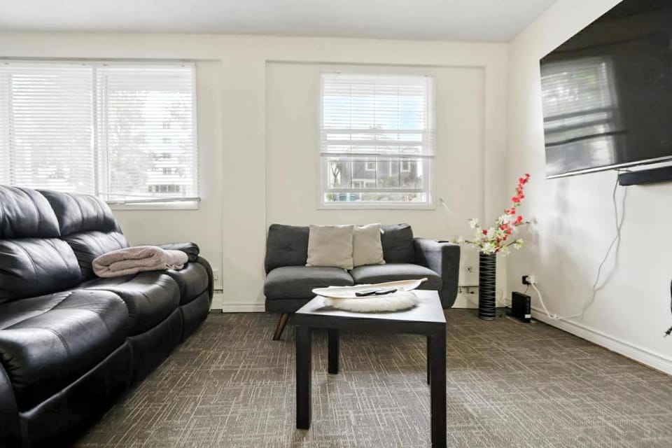 One bedroom mins from stampede grounds Apartment in Calgary