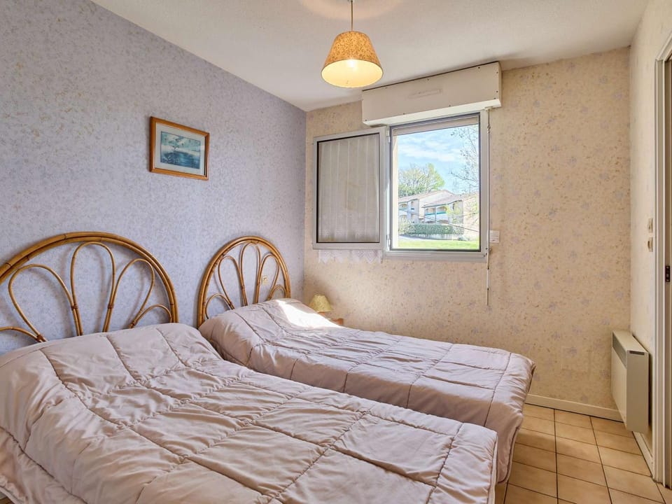 T2 calme proche thermes avec Wifi et parking, animaux admis - FR-1-841-56 Apartment in Occitanie