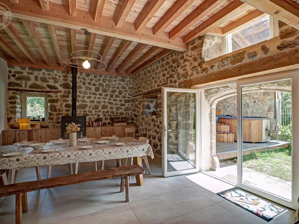 Gîte de charme à Usson-en-Forez avec bain nordique et confort haut de gamme Country House in Auvergne-Rhône-Alpes