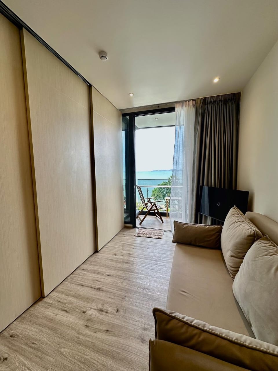Bed, Seating area