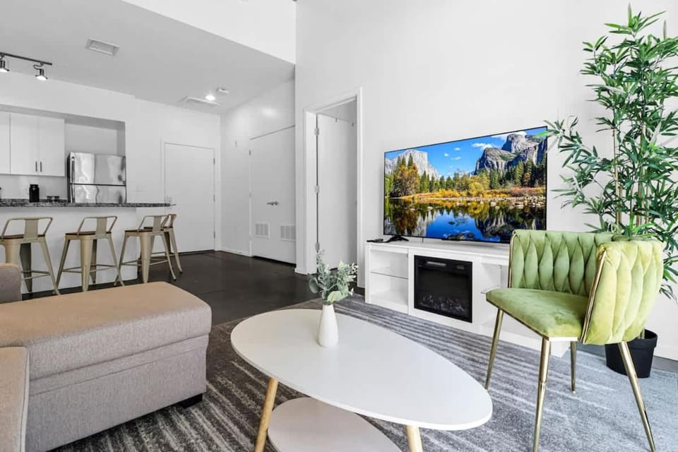 Centric 2BR In HEART of DTPHX Free Parking & Pool Apartment in Phoenix