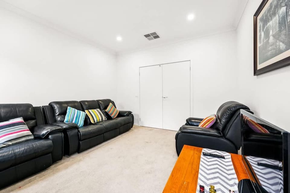 Everything You Need - Family Retreat in Clyde House in Melbourne
