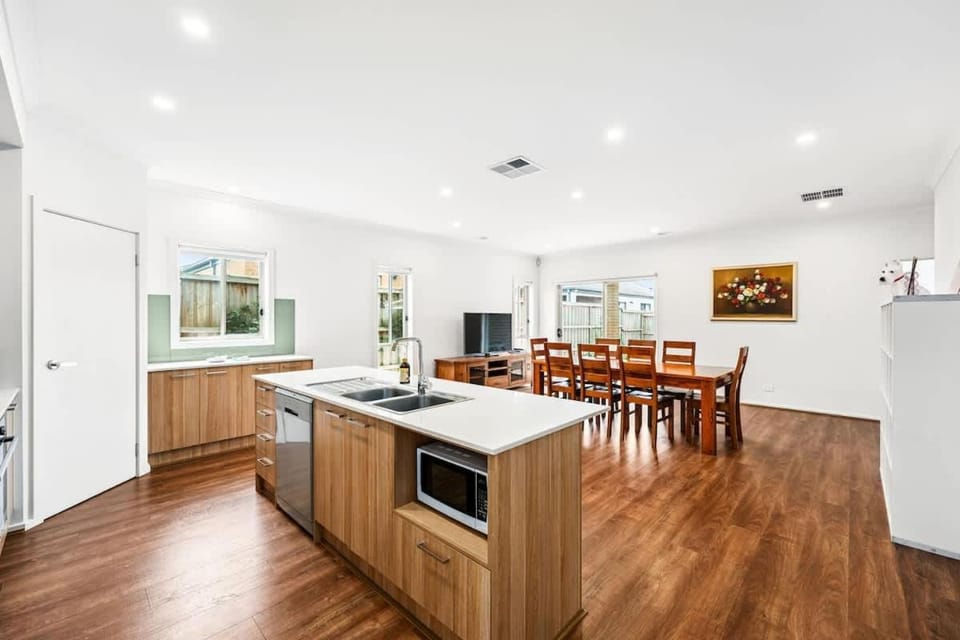 Everything You Need - Family Retreat in Clyde House in Melbourne