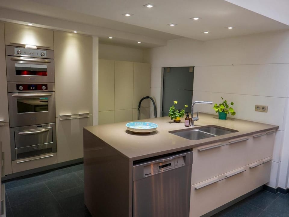 Eya House, cozy, bright & well located Villa in Brussels