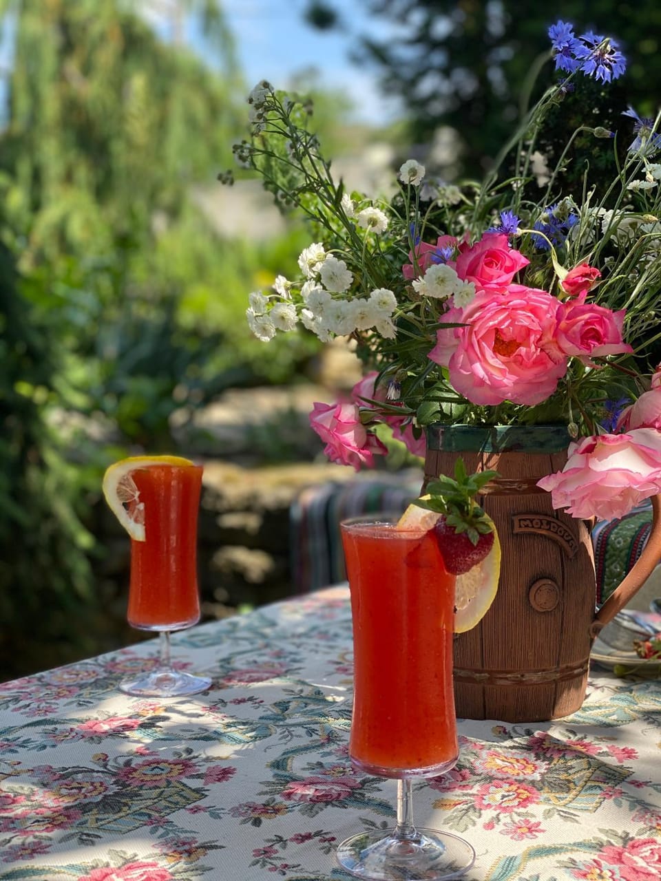 Day, Garden, Food and drinks, Dining area, Garden view, Drinks