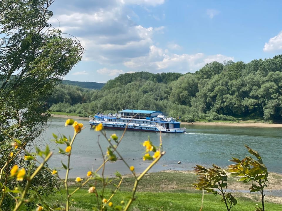 Nearby landmark, Day, Natural landscape, Activities, River view