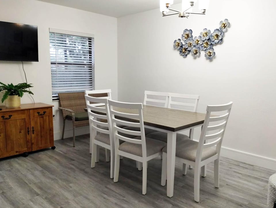 TV and multimedia, Seating area, Dining area