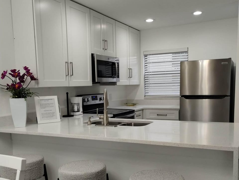 Kitchen or kitchenette, oven