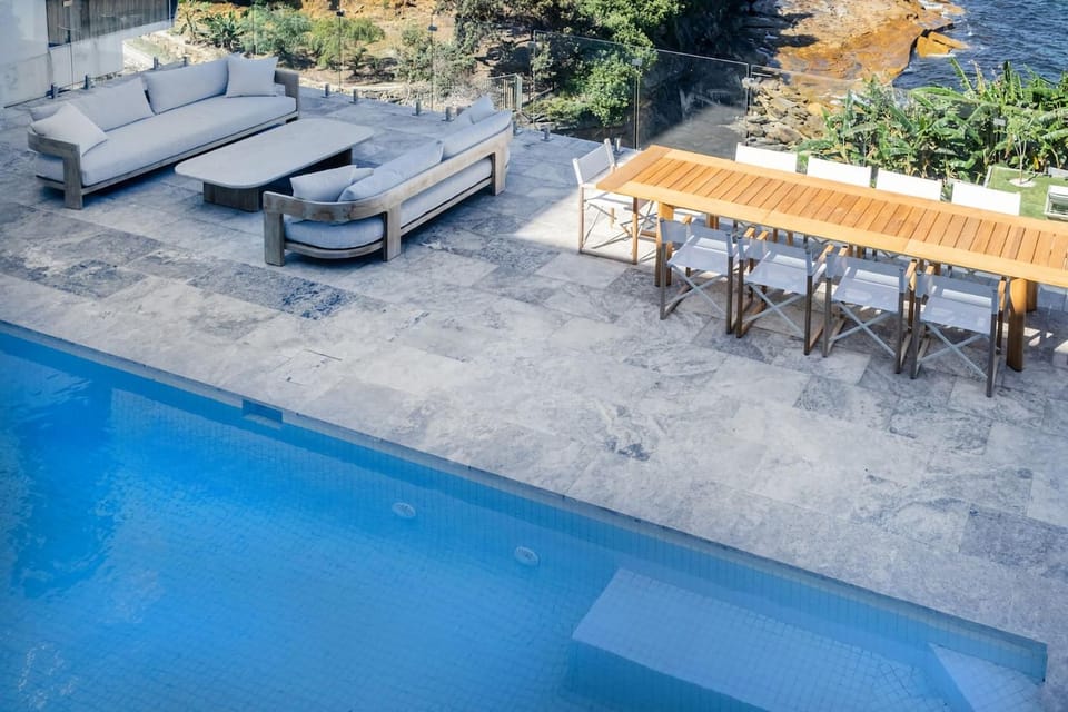 South Coogee Escape, Heated Pool & Spacious Living Apartment in Sydney