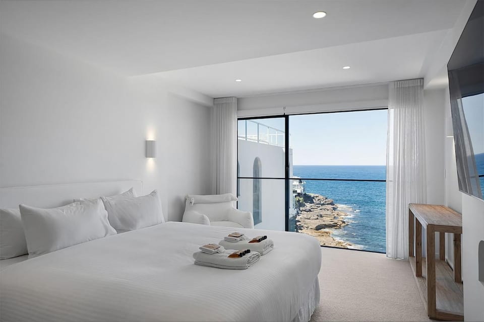 South Coogee Escape, Heated Pool & Spacious Living Apartment in Sydney