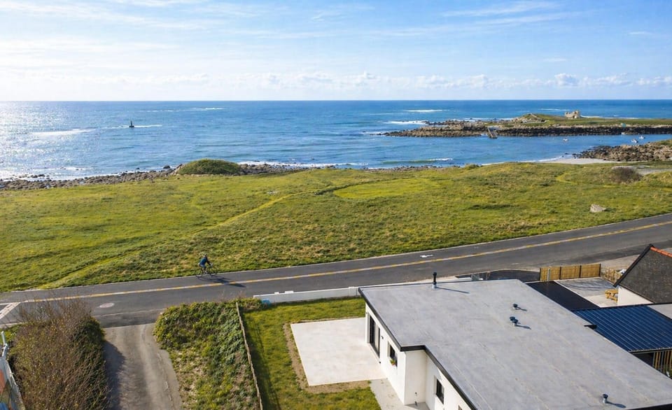 Wake up to the ocean - Rigth on the beach Villa in Plouarzel