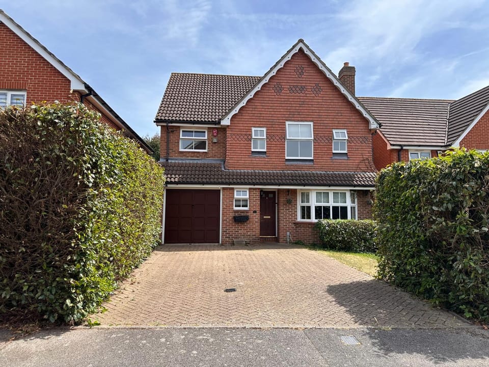 Spacious 4 Bed Home near Elizabeth Line, great for Contractors, Families, Groups & Insurance stays House in Romford