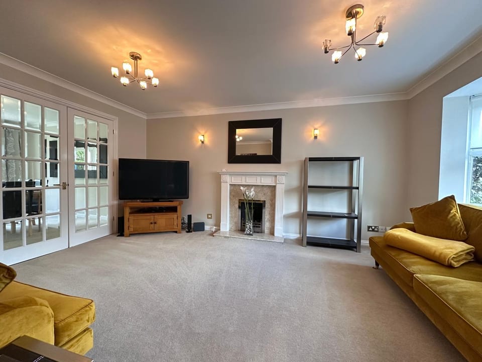 TV and multimedia, Living room, Seating area, Evening entertainment