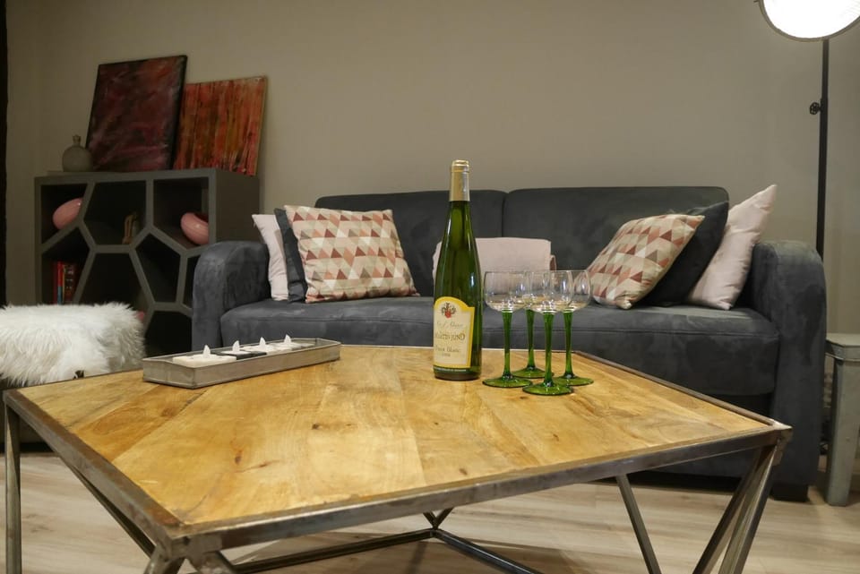 Decorative detail, City view, Landmark view, Drinks, Alcoholic drinks, Non alcoholic drinks, Family