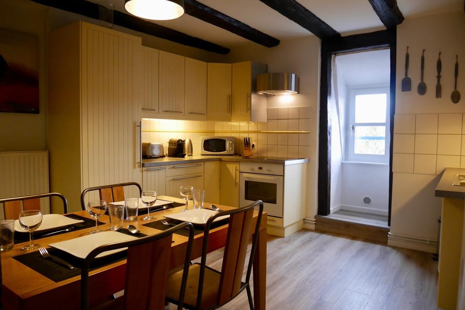 Coffee/tea facilities, Kitchen or kitchenette, Decorative detail, Dining area, City view, Landmark view, Drinks, Alcoholic drinks, Non alcoholic drinks