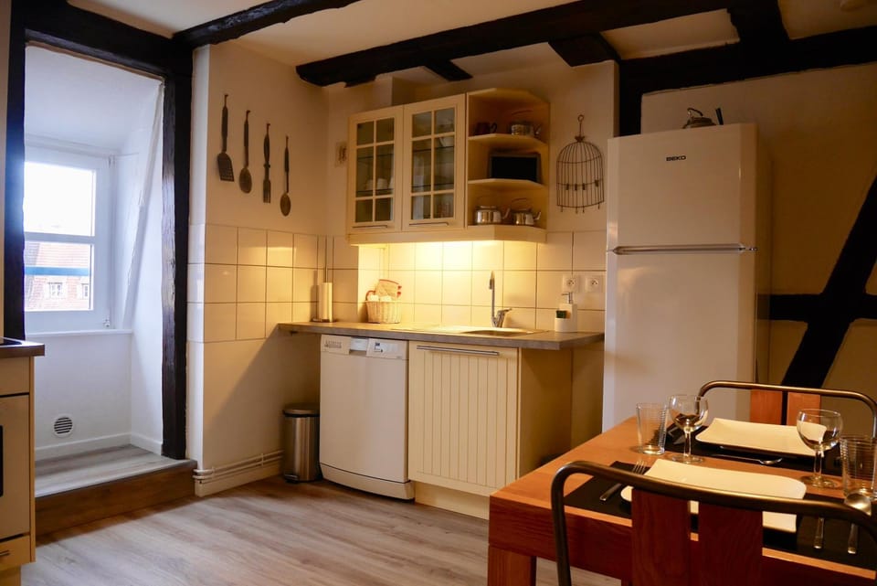 Kitchen or kitchenette, Decorative detail, Dining area, City view, Landmark view, Drinks, Alcoholic drinks, Non alcoholic drinks