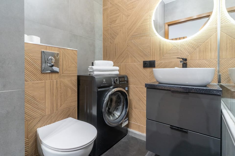 Toilet, Bathroom, towels, washing machine