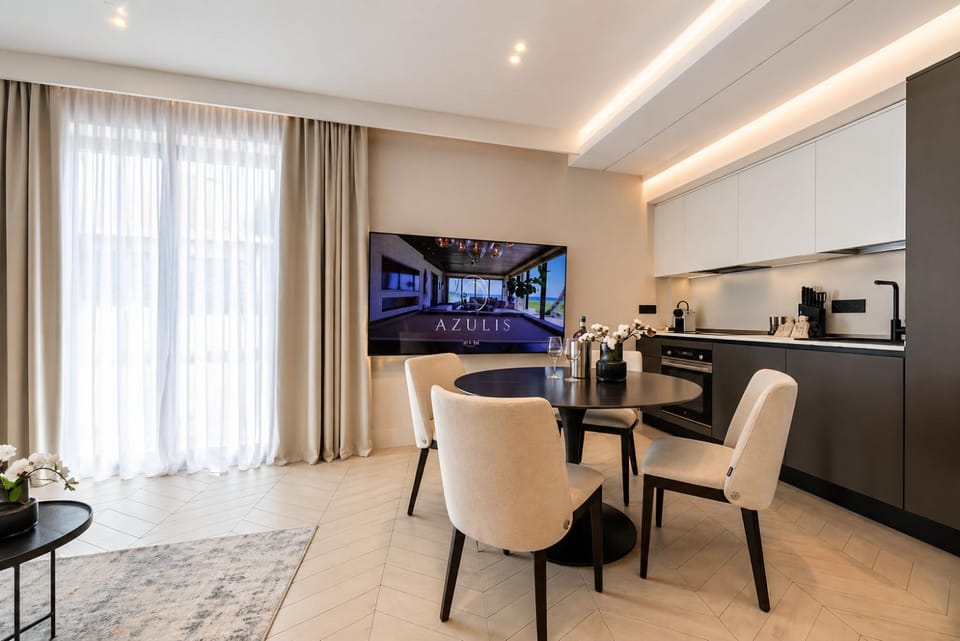Dining area, kitchen