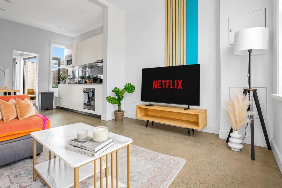 Communal lounge/ TV room, TV and multimedia, Kitchen or kitchenette, Photo of the whole room
