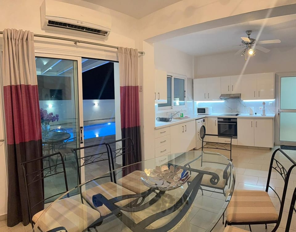 Kitchen or kitchenette, Living room, Seating area, Dining area, minibar, oven, stove, air conditioner