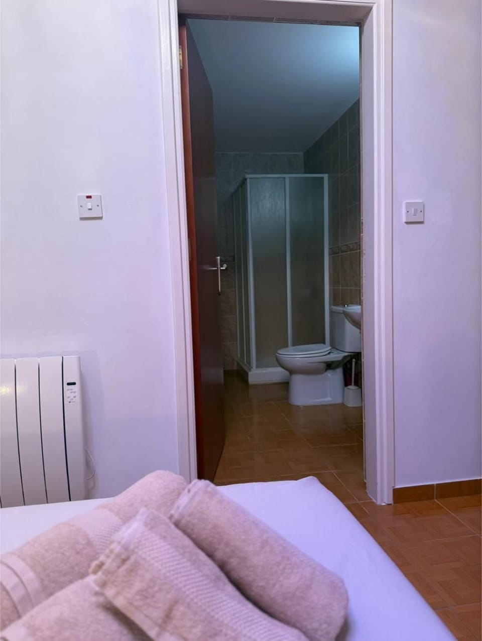 Toilet, Bed, Bathroom, Photo of the whole room, Bedroom, internet, towels