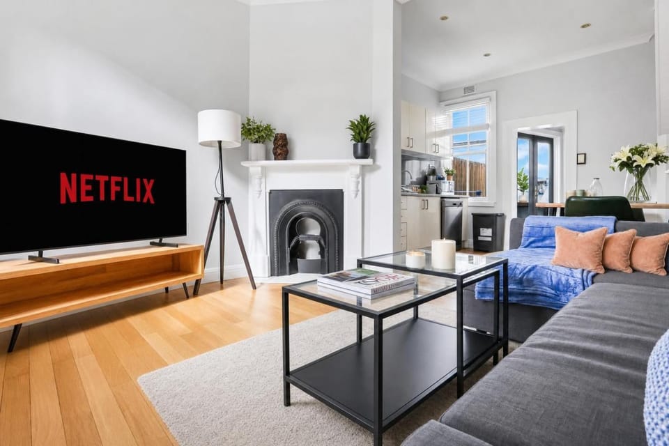 Property building, Communal lounge/ TV room, TV and multimedia, Kitchen or kitchenette, Living room, Photo of the whole room, Seating area, Dining area