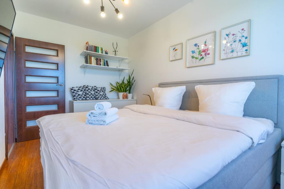 Photo of the whole room, Bedroom, towels