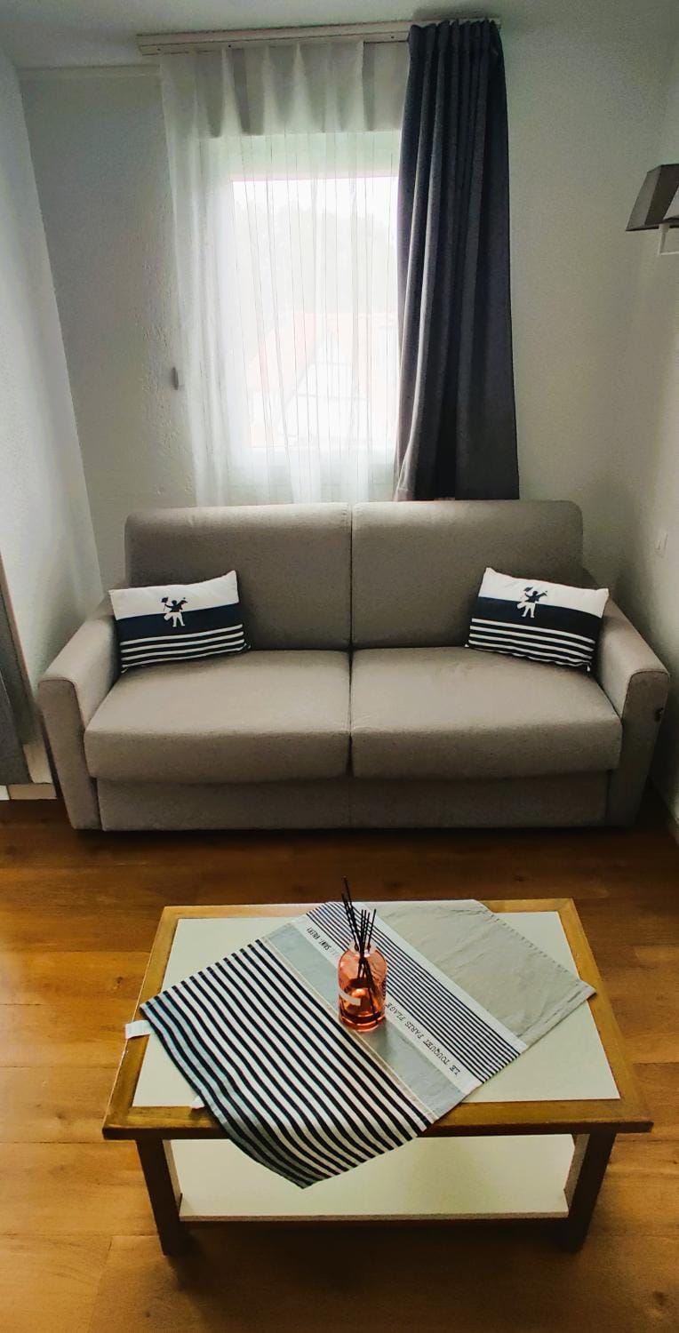 Bed, Living room