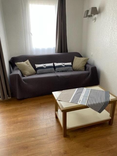 Bed, Living room