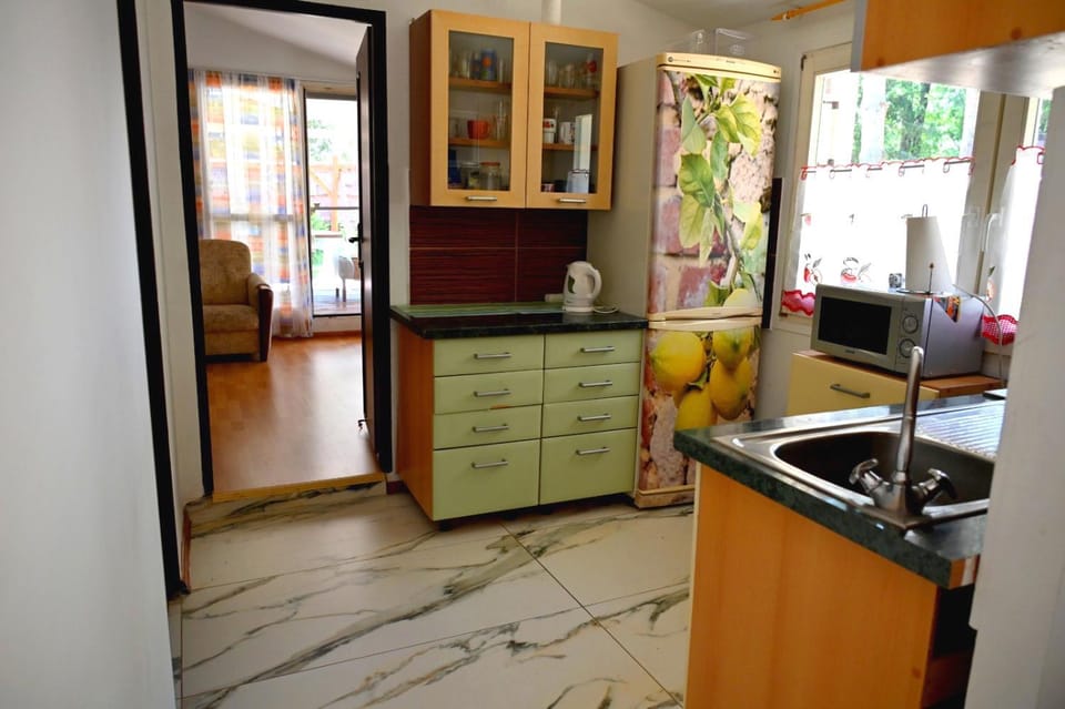 Kitchen or kitchenette, oven