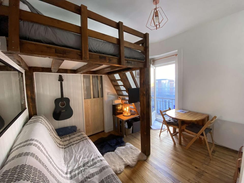 Bed, Living room, Photo of the whole room, bunk bed