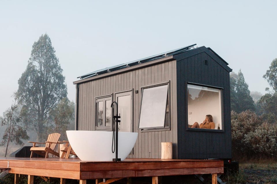Property building, Natural landscape, Balcony/Terrace