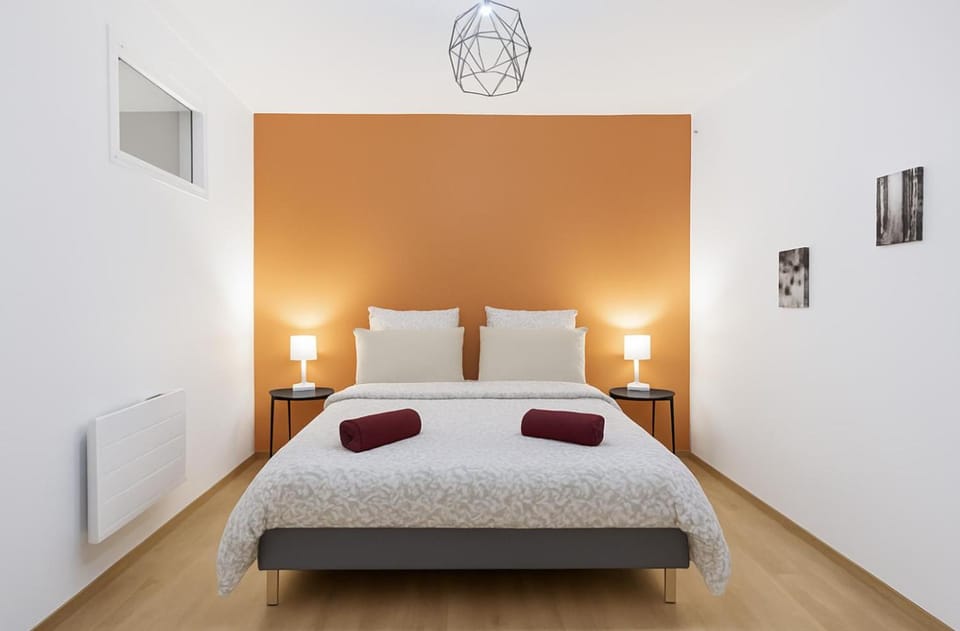 Bed, Photo of the whole room, Bedroom
