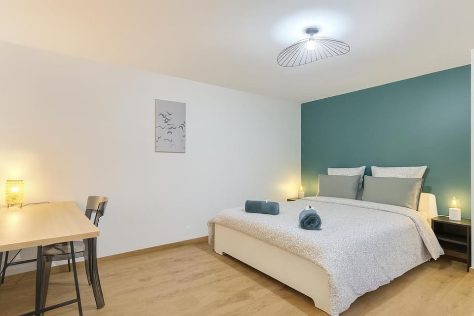 Bed, Photo of the whole room, Bedroom