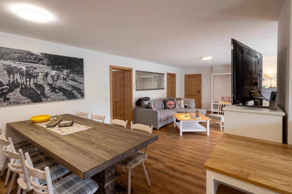 TV and multimedia, Living room, Seating area, Dining area