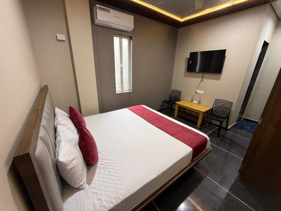 Photo of the whole room, air conditioner