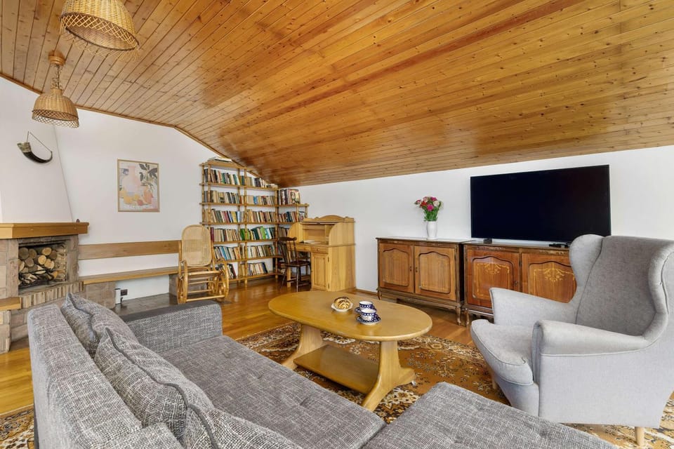 TV and multimedia, Living room, Seating area, Evening entertainment