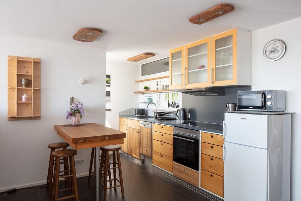 Coffee/tea facilities, Kitchen or kitchenette, Dining area, dishwasher, microwave, oven, stove, toaster