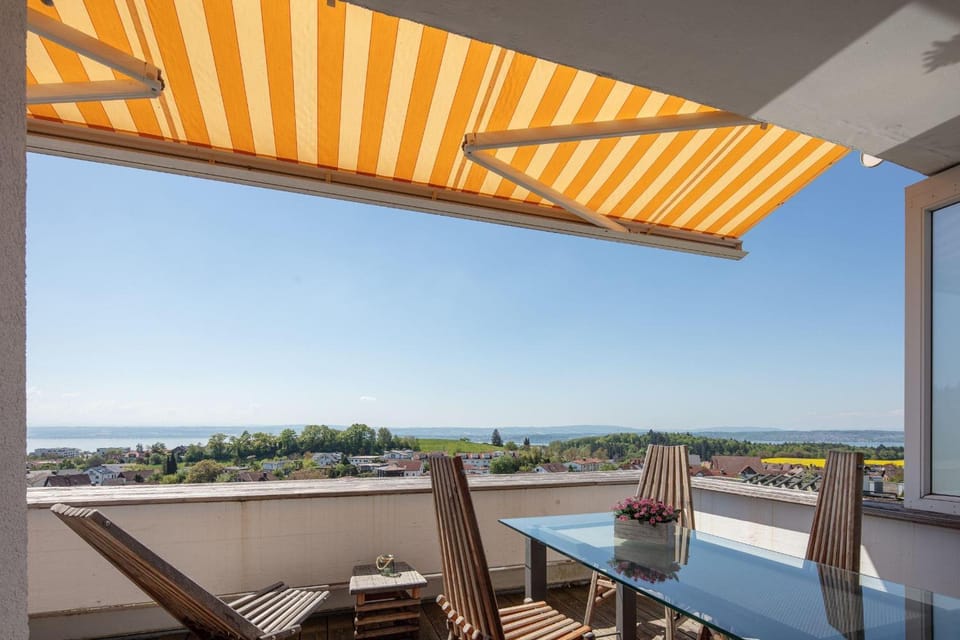Natural landscape, View (from property/room), Balcony/Terrace, Dining area, Lake view, sunbed