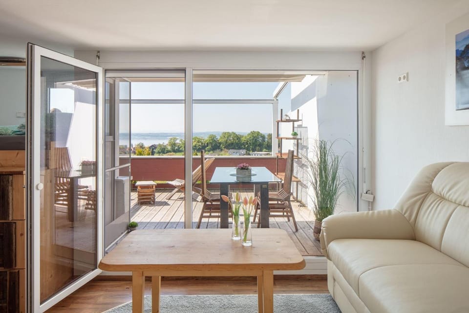 Balcony/Terrace, Living room, Seating area, Dining area, Lake view