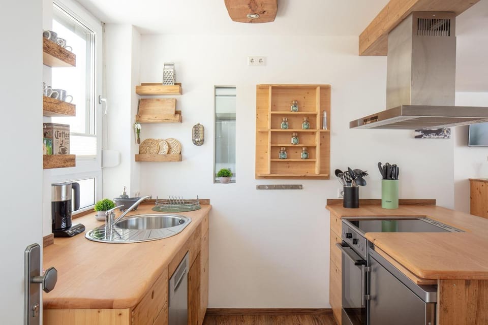 Coffee/tea facilities, View (from property/room), Kitchen or kitchenette, Dining area, dishwasher, oven, stove
