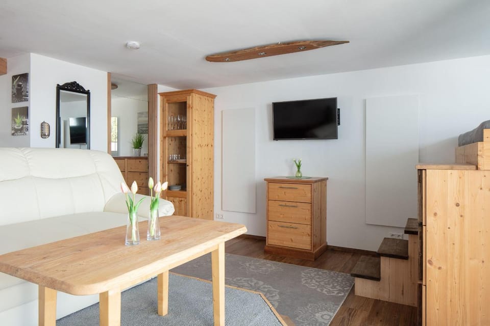 Bed, TV and multimedia, Living room, Seating area, Evening entertainment, kitchen