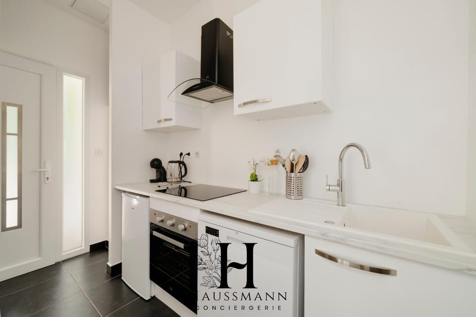 Coffee/tea facilities, Kitchen or kitchenette, dishwasher, oven, stove