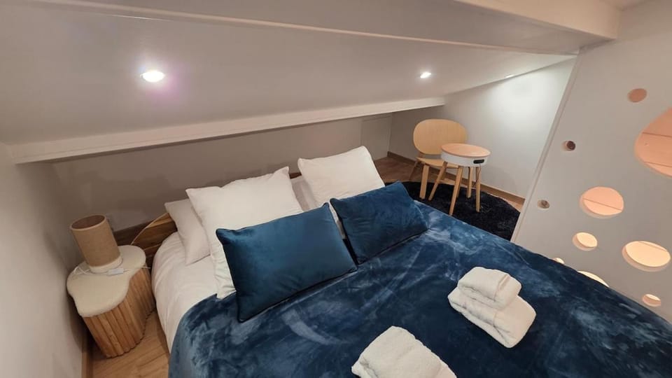 Bed, Night, Photo of the whole room, Bedroom, towels