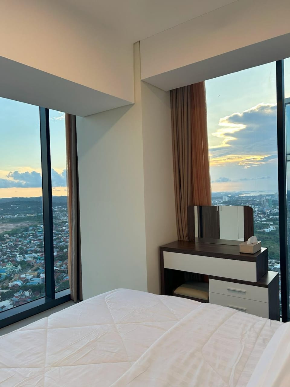 Bed, Natural landscape, View (from property/room), Bedroom, City view